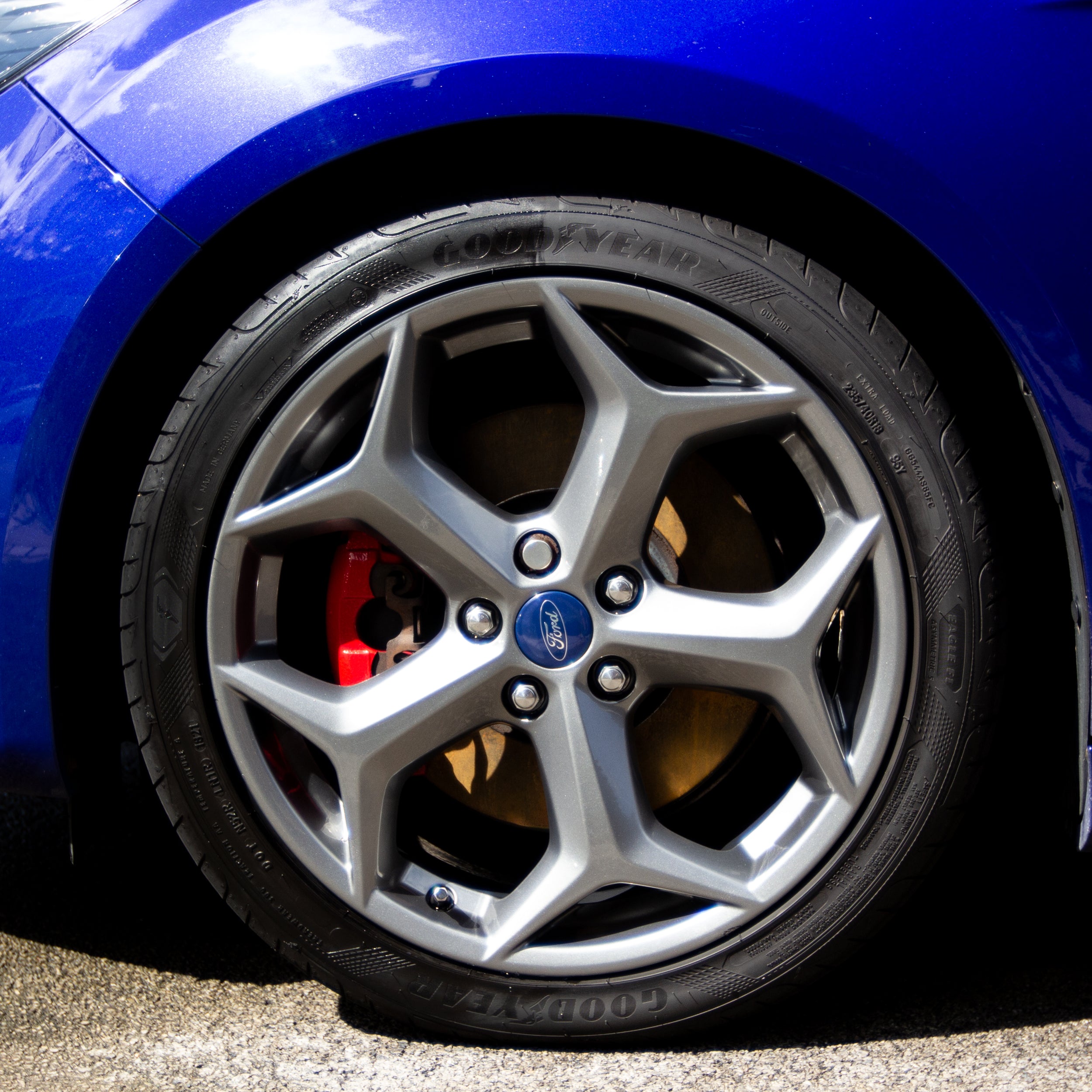 Gloss Fuel Conditioning Tyre Serum Tyre Dressing being applied to a Goodyear Tyre - Before and After