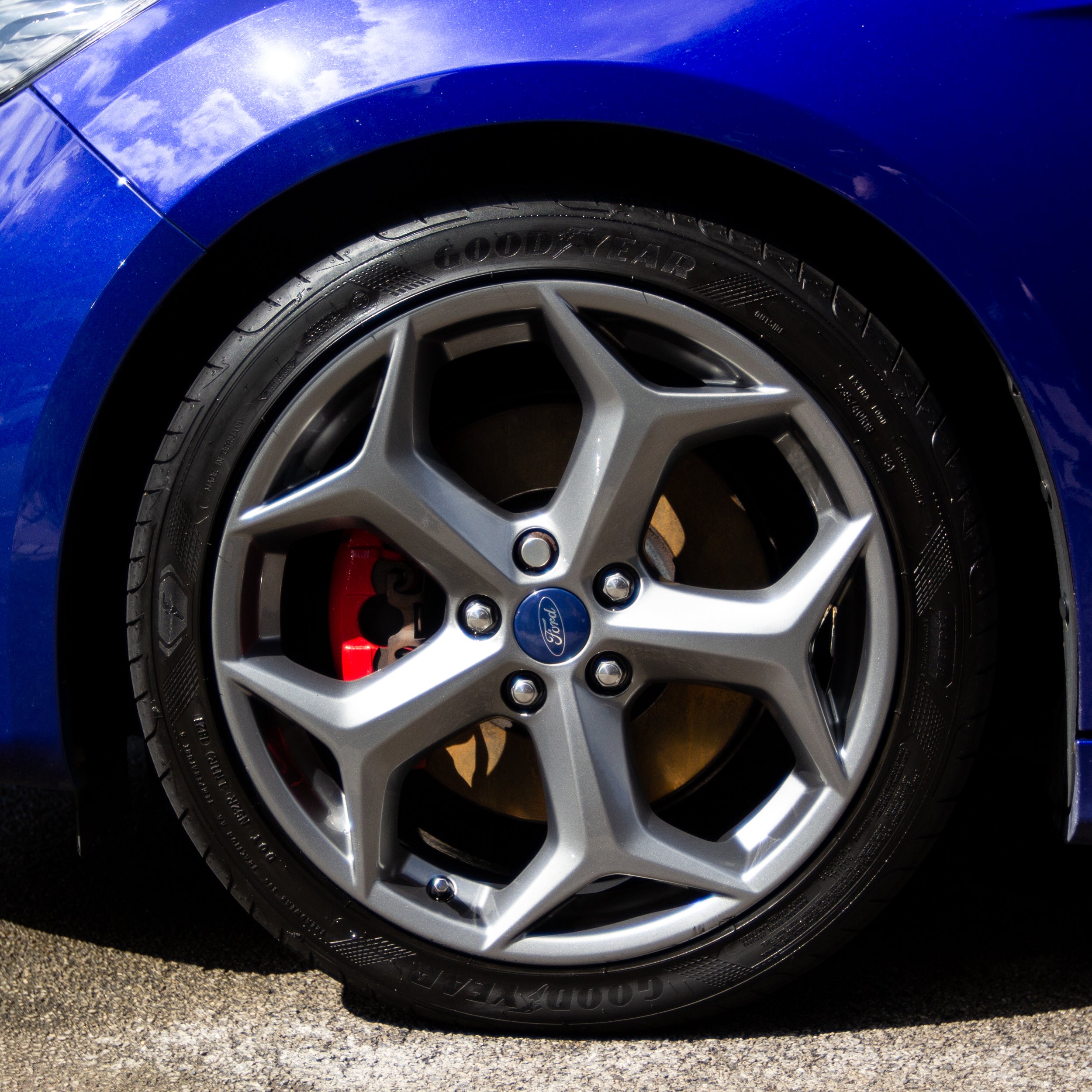 Gloss Fuel Conditioning Tyre Serum Tyre Dressing Applied to a Goodyear Tyre