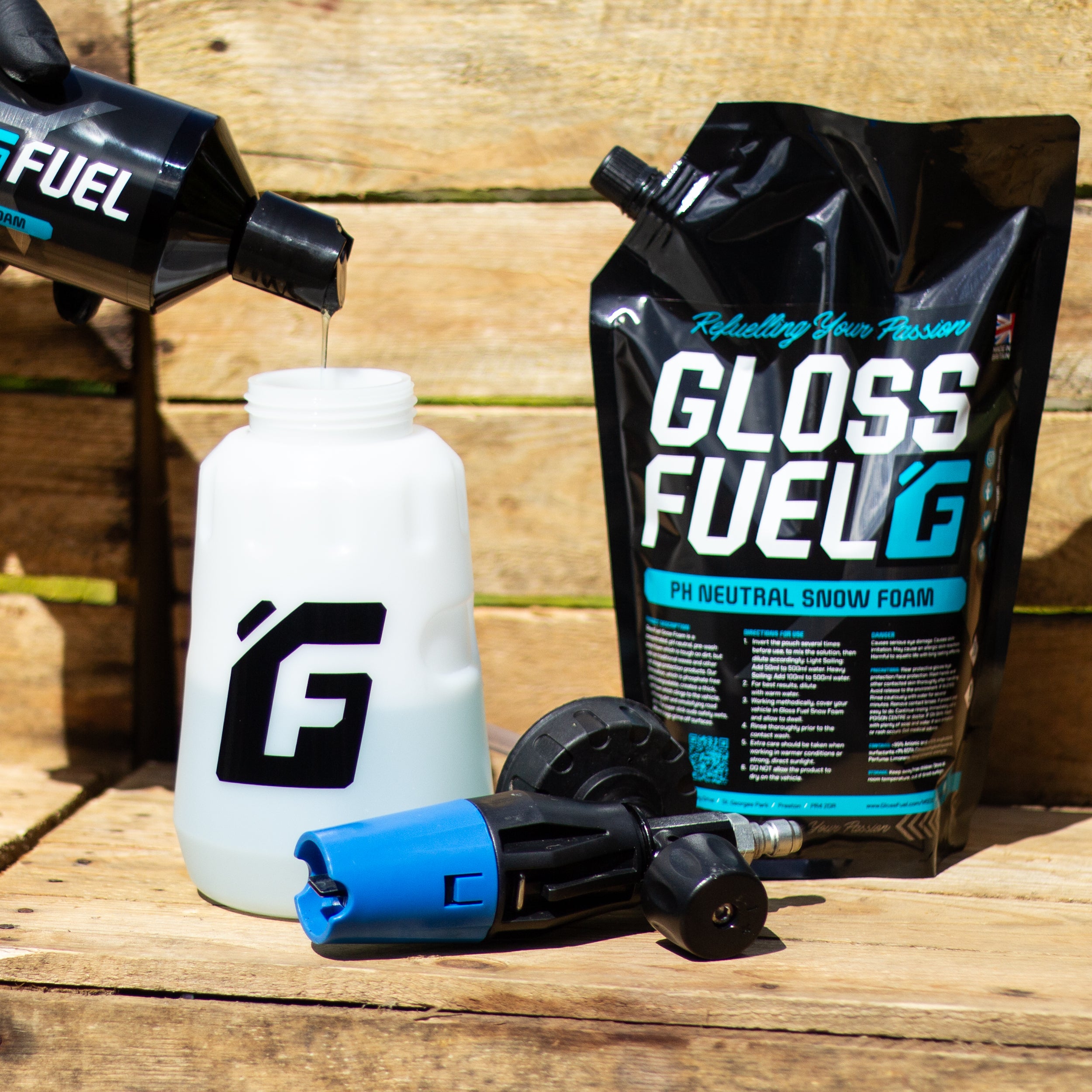 Gloss Fuel pH Neutral Snow Foam - 500ml Bottle Pouring into a Snow Foam Lance with a 1000ml Refuel Pack